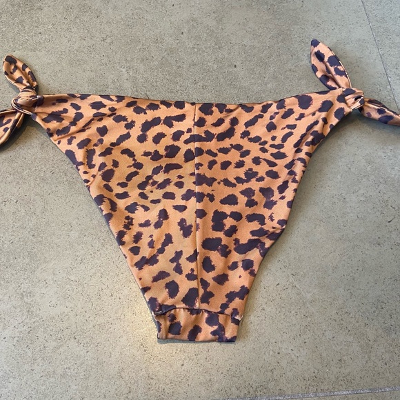 ⭐️ 2 for $20 H&M Leopard Bikini Bottoms - Picture 2 of 4